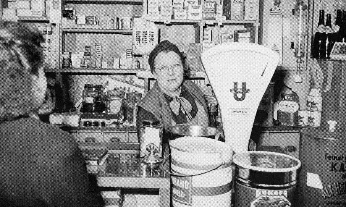 Historisches Foto: Kolonialwarenladen Innenraum, Verkaufsgespräch zwischen Verkäuferin und Kundin am Verkaufstresen