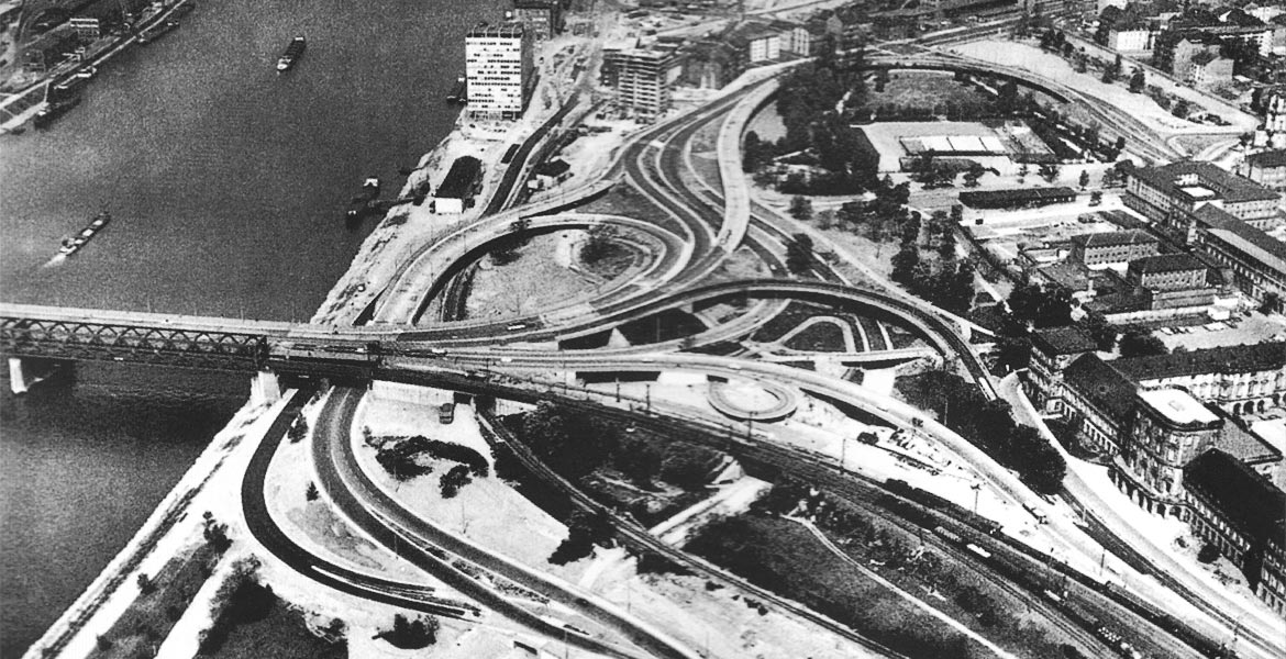 Historisches Foto: aus der Vogelperspekive ein Blick auf sich windenden und kreuzenden Straßen.