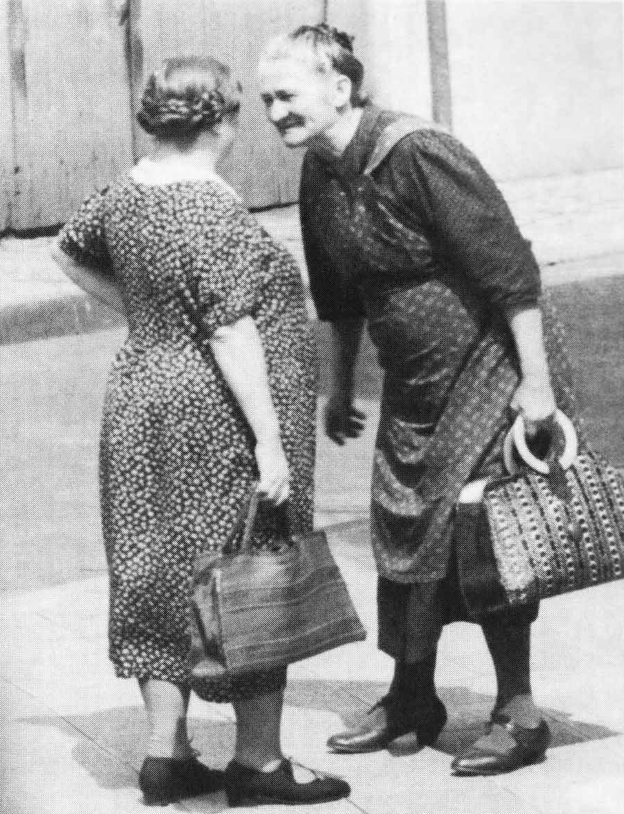 Historisches Foto: zwei ätlere Frauen im Zwiegespräch